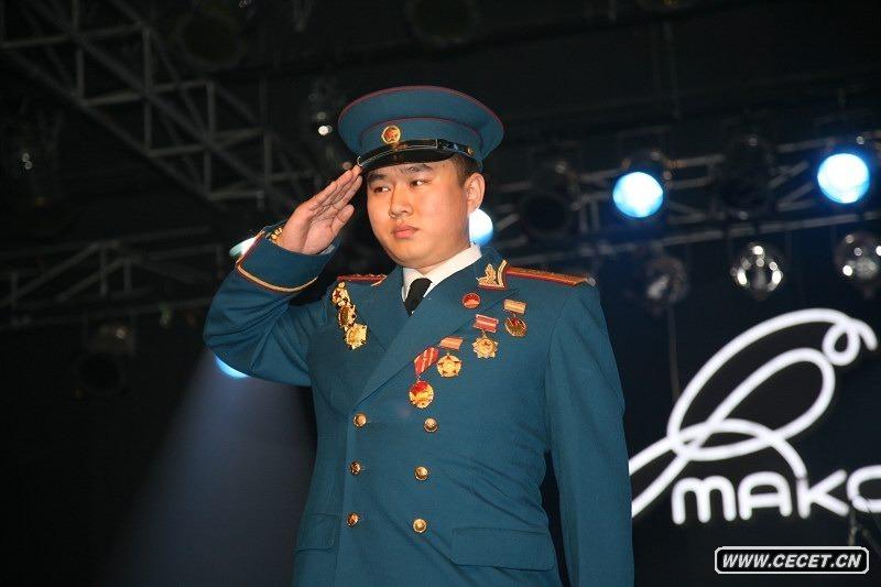 “55式陸軍大校禮服”上臺走秀立正敬禮