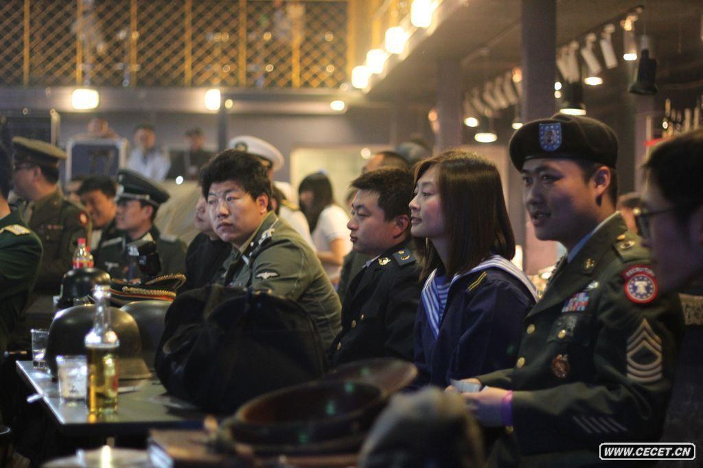 現場(chǎng)觀(guān)眾聚精會(huì )神地觀(guān)看表演