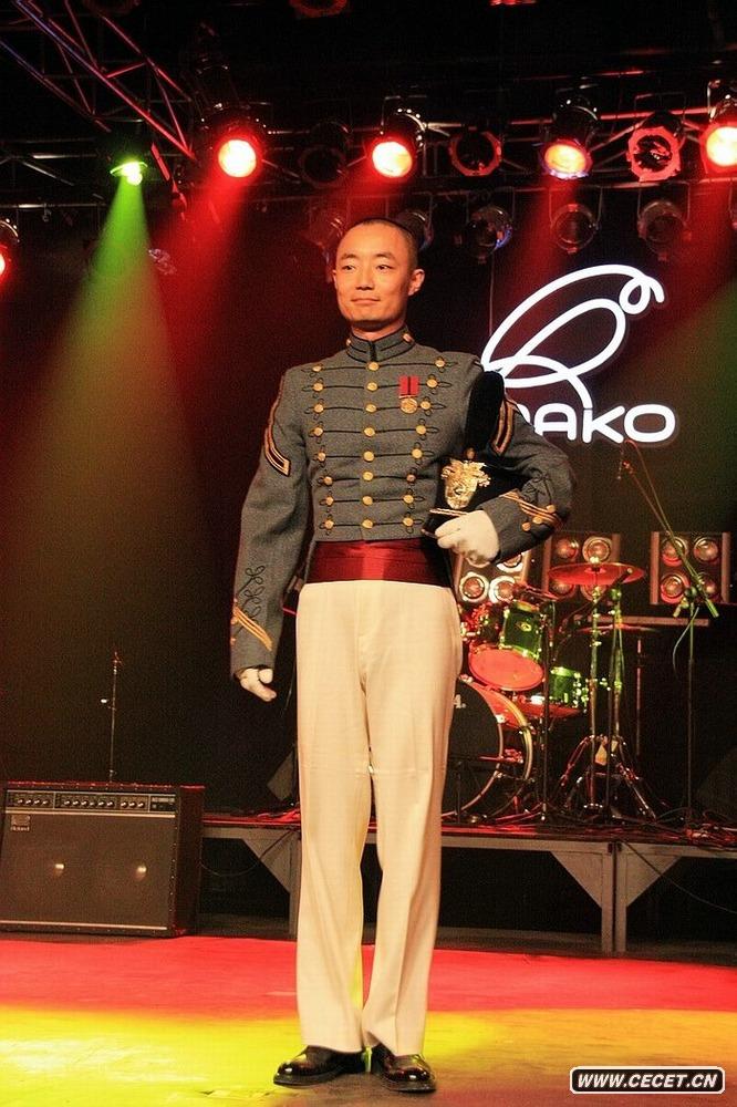 圖為身穿美國西點(diǎn)軍校禮服的軍迷
