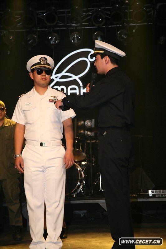 圖為身穿美國海軍白色夏常服的軍迷