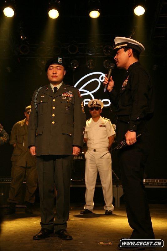 圖為身穿美國陸軍常服的軍迷