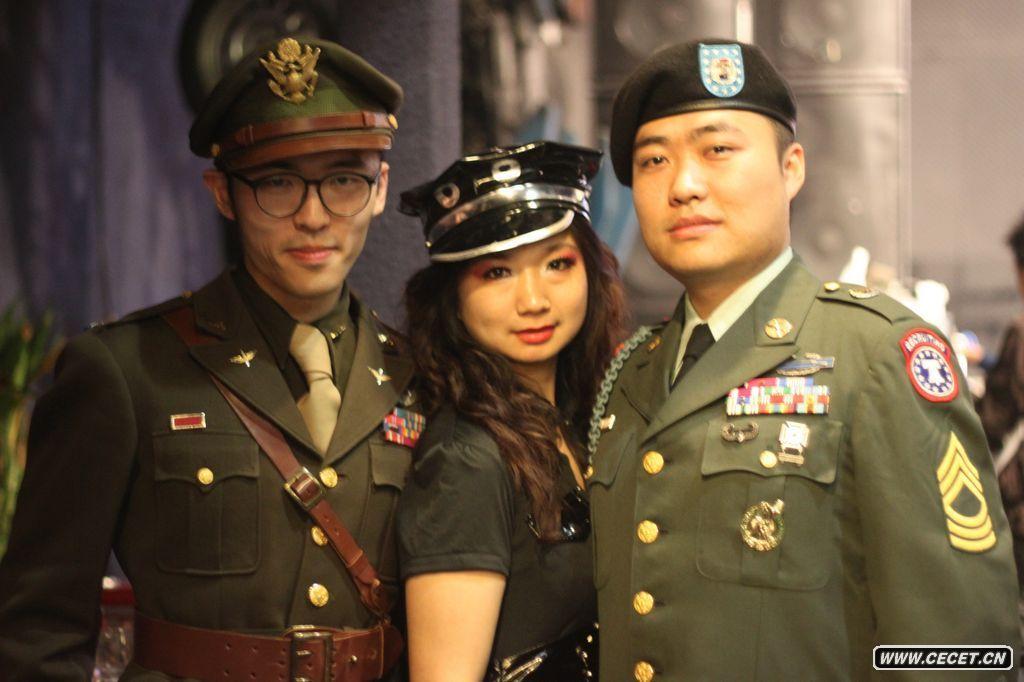 帥哥美女場(chǎng)下相互交流合影