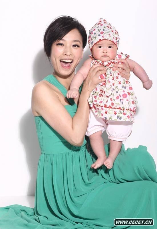 張庭孕攜女兒登雜志封面