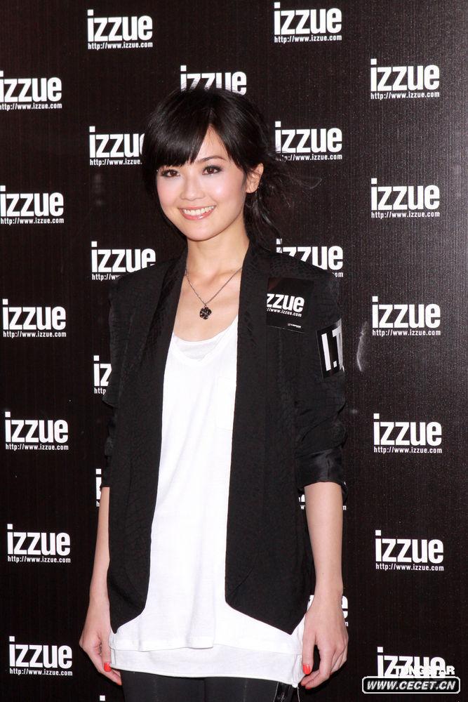 蔡卓妍黑衣現身