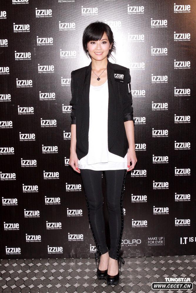 蔡卓妍黑衣現身