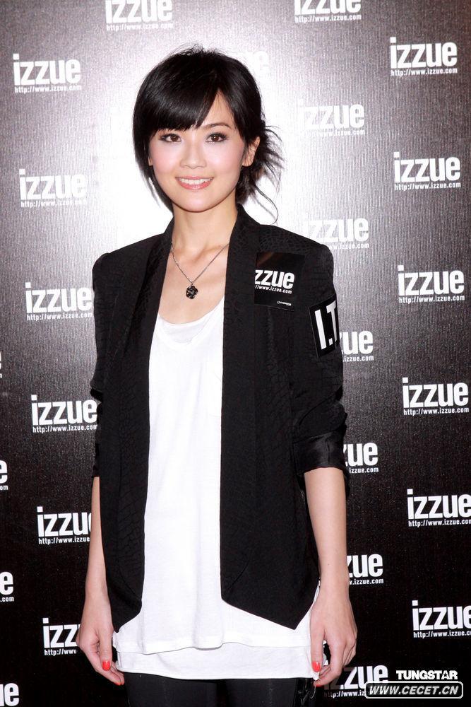 蔡卓妍黑衣現身