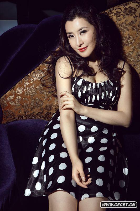 王雅捷烈焰紅唇嬌媚迷人