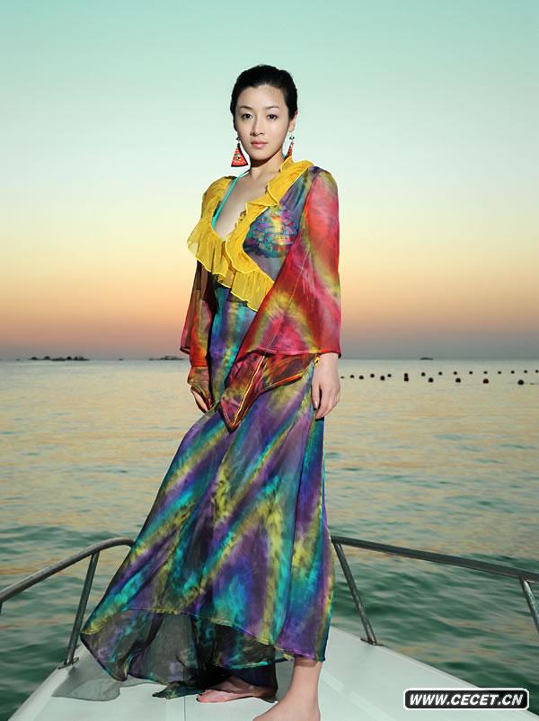 何彥霓拍名族服飾寫(xiě)真