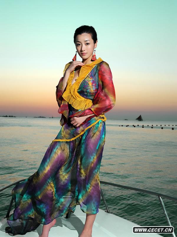 何彥霓拍名族服飾寫(xiě)真