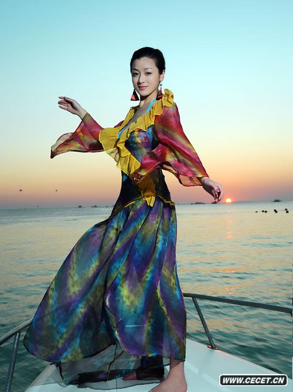 何彥霓拍名族服飾寫(xiě)真