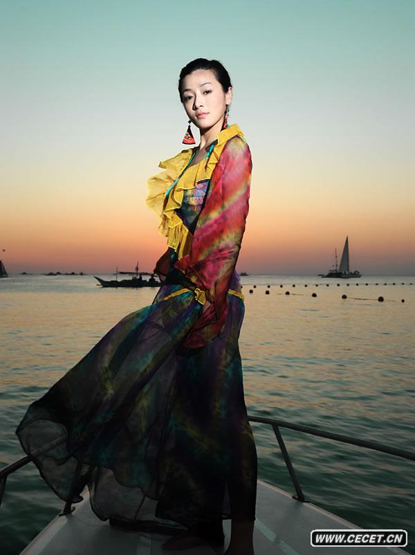 何彥霓拍名族服飾寫(xiě)真