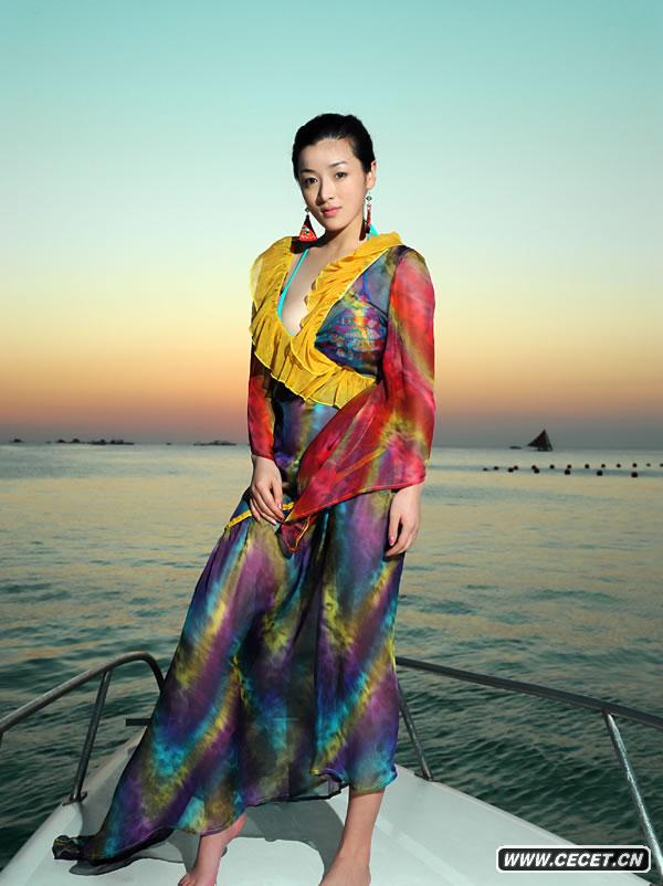 何彥霓拍名族服飾寫(xiě)真