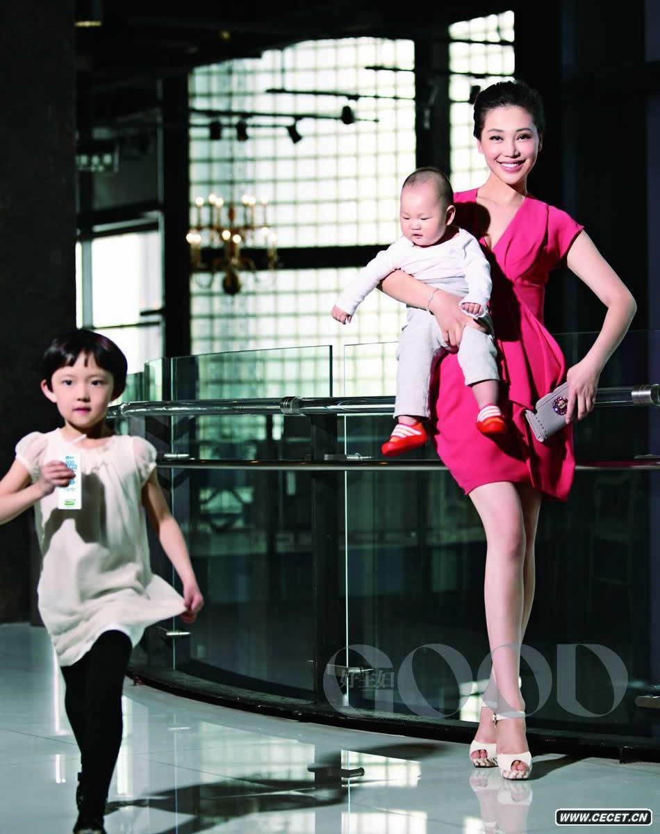 孔維攜子出鏡風(fēng)情無(wú)限