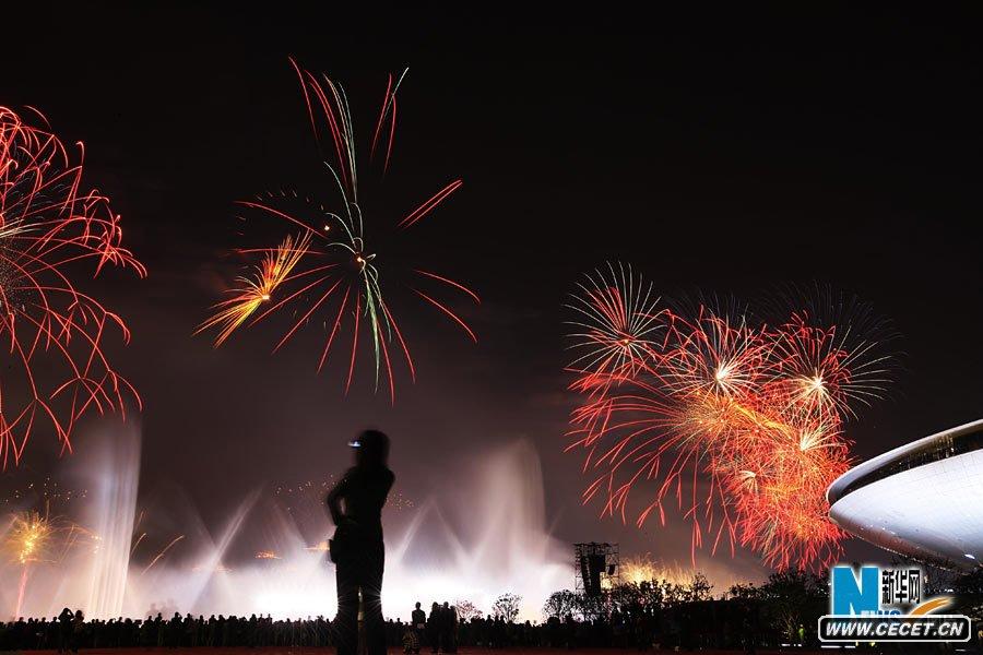 上海世博會(huì )開(kāi)幕式大型燈光噴泉焰火表演