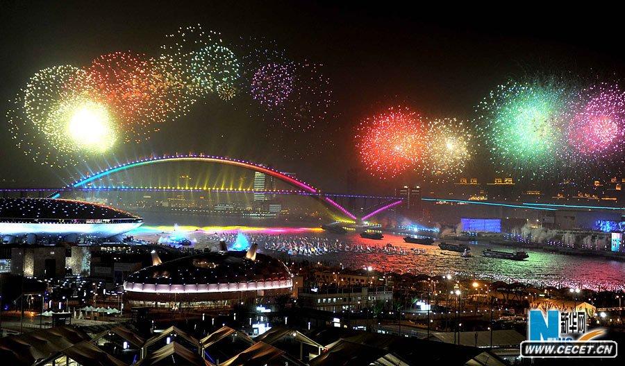 上海世博會(huì )開(kāi)幕式大型燈光噴泉焰火表演