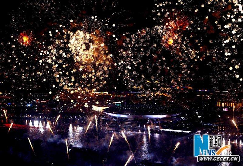 上海世博會(huì )開(kāi)幕式大型燈光噴泉焰火表演