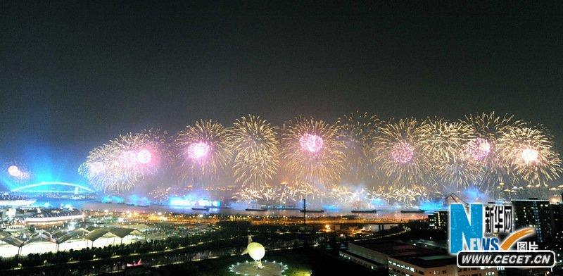 上海世博會(huì )開(kāi)幕式大型燈光噴泉焰火表演