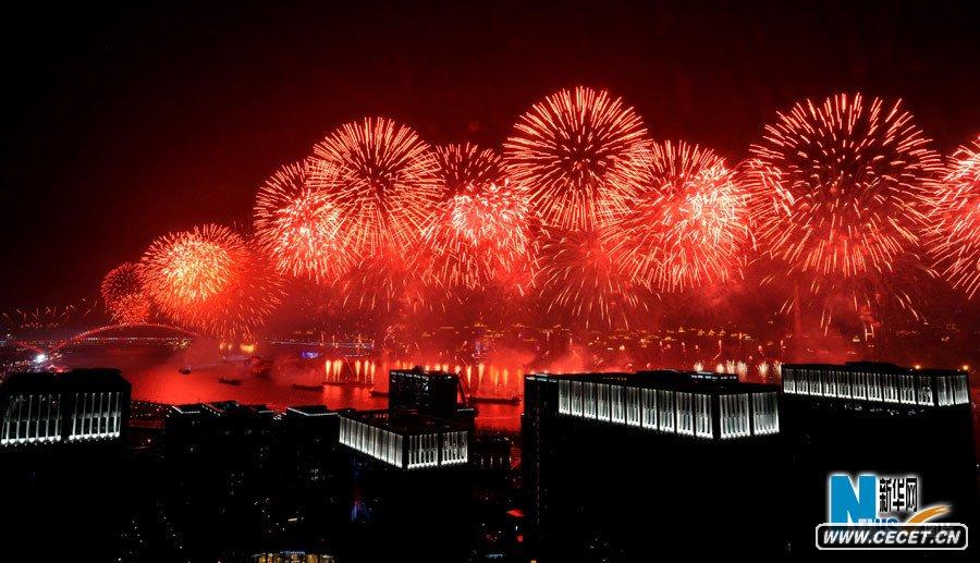 上海世博會(huì )開(kāi)幕式大型燈光噴泉焰火表演