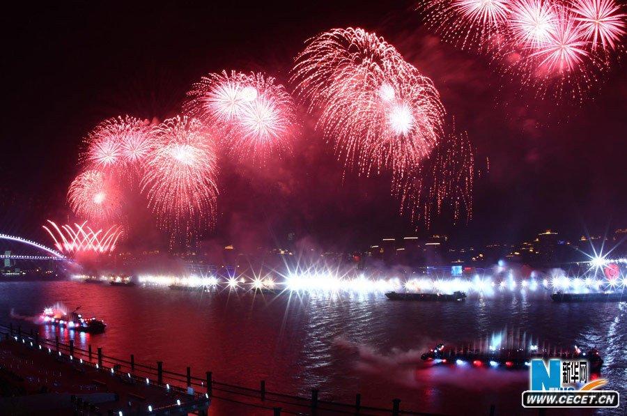 上海世博會(huì )開(kāi)幕式大型燈光噴泉焰火表演