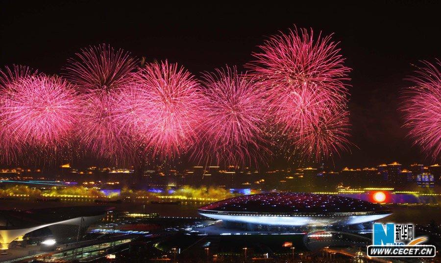 上海世博會(huì )開(kāi)幕式大型燈光噴泉焰火表演