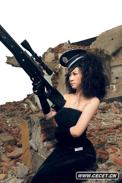 芙蓉姐姐持槍制服誘惑