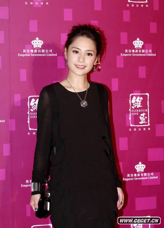 阿嬌黑衣性感出席酒會(huì )