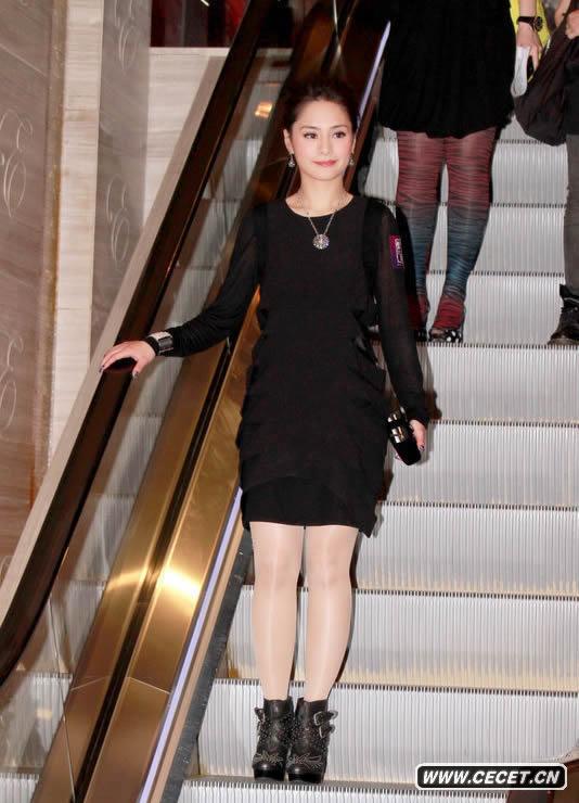 阿嬌黑衣性感出席酒會(huì )