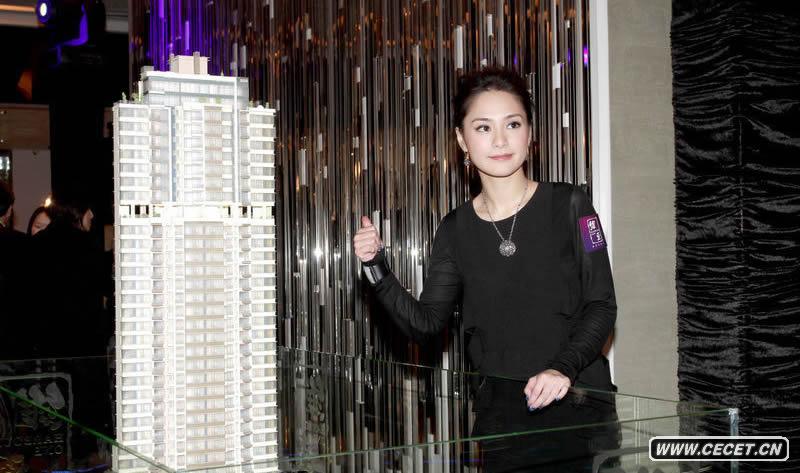 阿嬌黑衣性感出席酒會(huì )