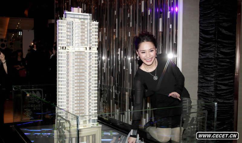 阿嬌黑衣性感出席酒會(huì )