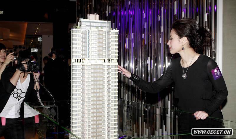 阿嬌黑衣性感出席酒會(huì )