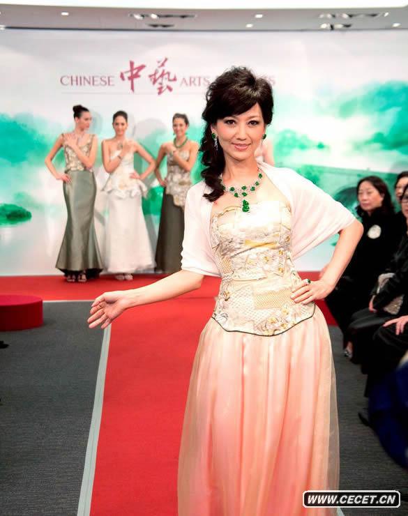 趙雅芝T臺秀蓮步輕搖