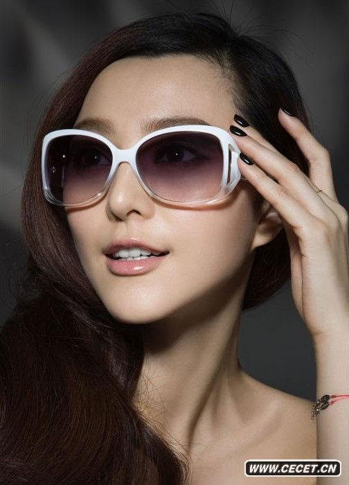 范冰冰波浪卷發(fā)顯風(fēng)情