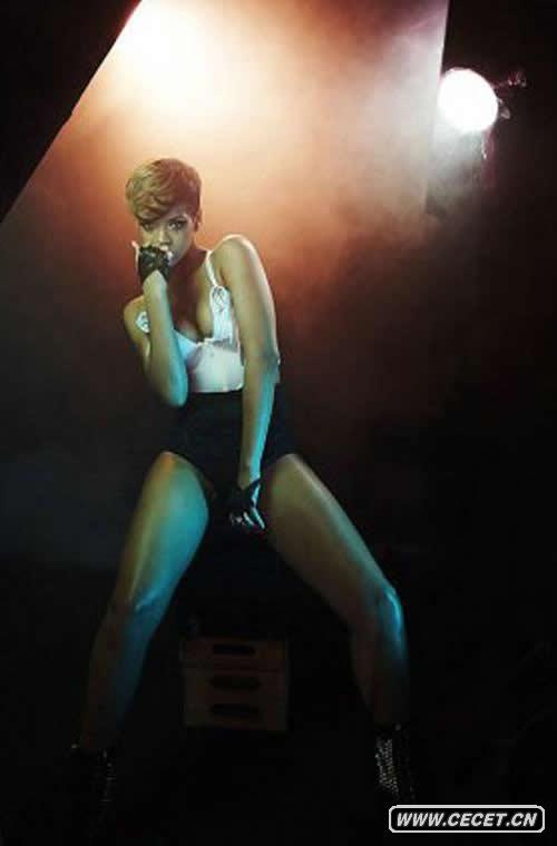 蕾哈娜性感寫(xiě)真曝光