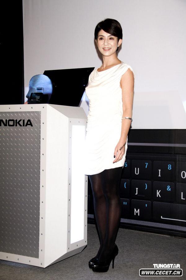 楊采妮大秀美背