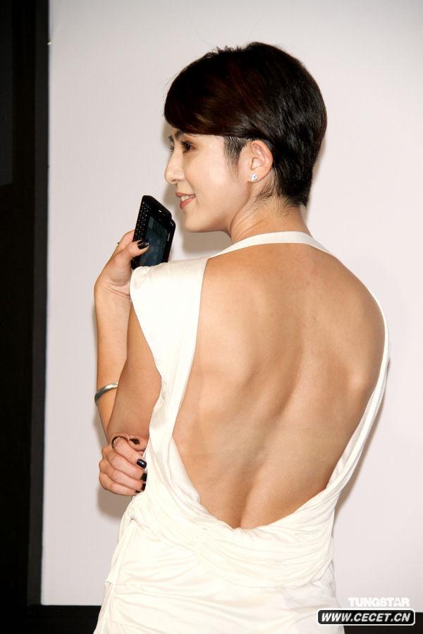 楊采妮大秀美背