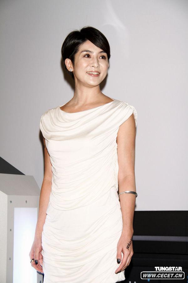 楊采妮大秀美背