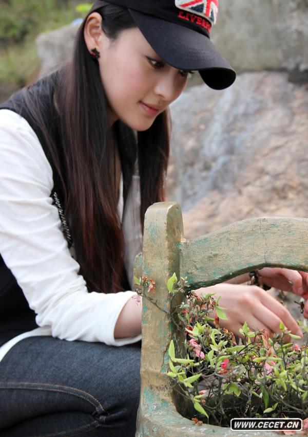 甘婷婷戶(hù)外裸妝登山照