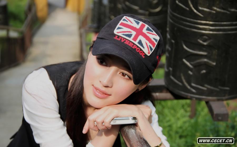 甘婷婷戶(hù)外裸妝登山照