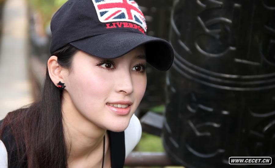 甘婷婷戶(hù)外裸妝登山照