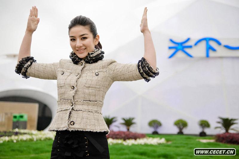 黃奕赴世博拍寫(xiě)真