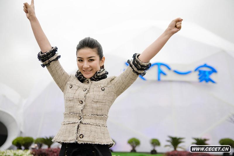 黃奕赴世博拍寫(xiě)真