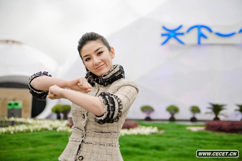 黃奕赴世博拍寫(xiě)真