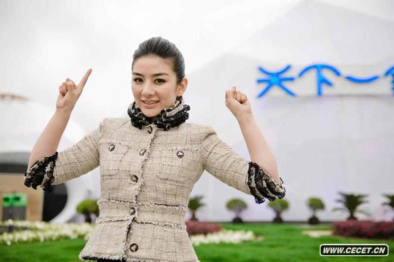 黃奕赴世博拍寫(xiě)真