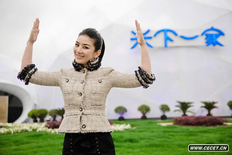 黃奕赴世博拍寫(xiě)真