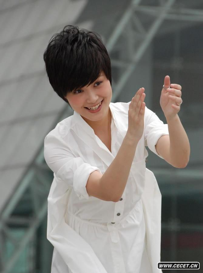 李宇春與大學(xué)生志愿者同拍MV