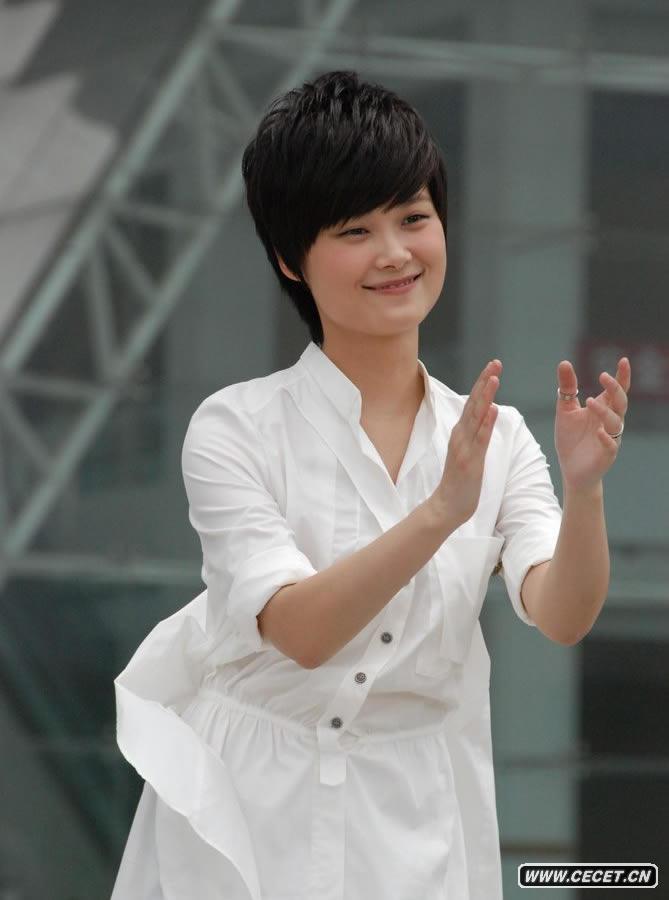 李宇春與大學(xué)生志愿者同拍MV