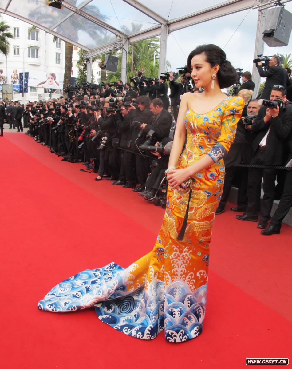 范冰冰身著(zhù)龍袍禮服