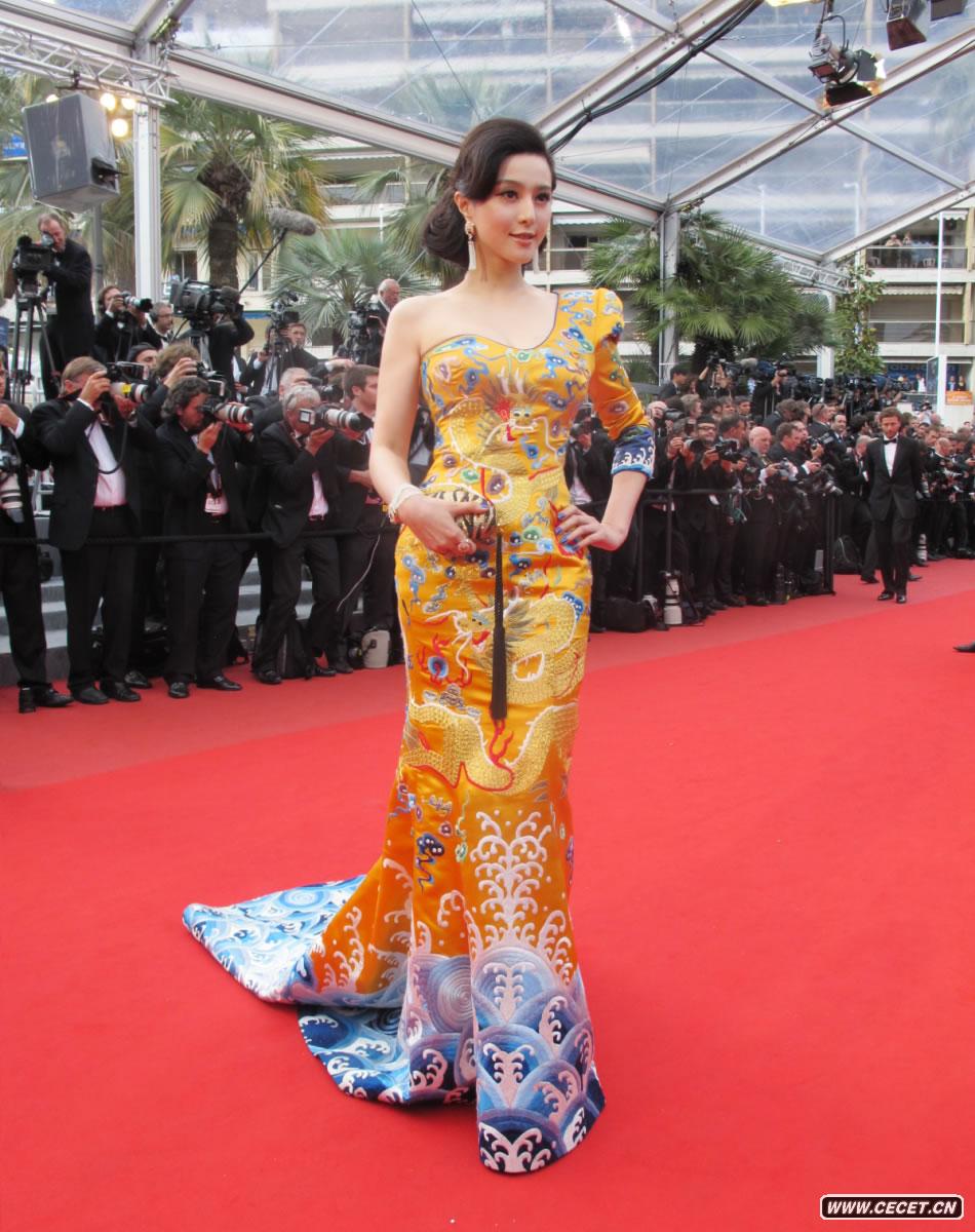 范冰冰身著(zhù)龍袍禮服