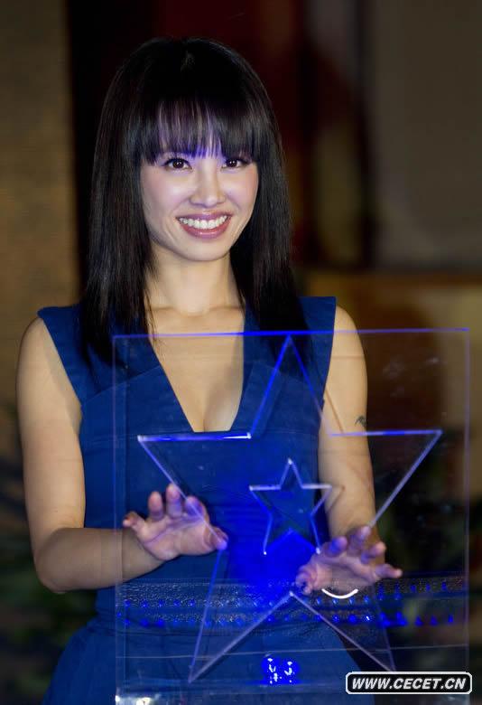 蔡依林藍禮服波濤胸涌