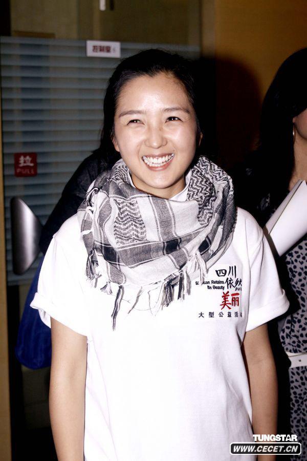 何潔素顏錄制公益歌曲